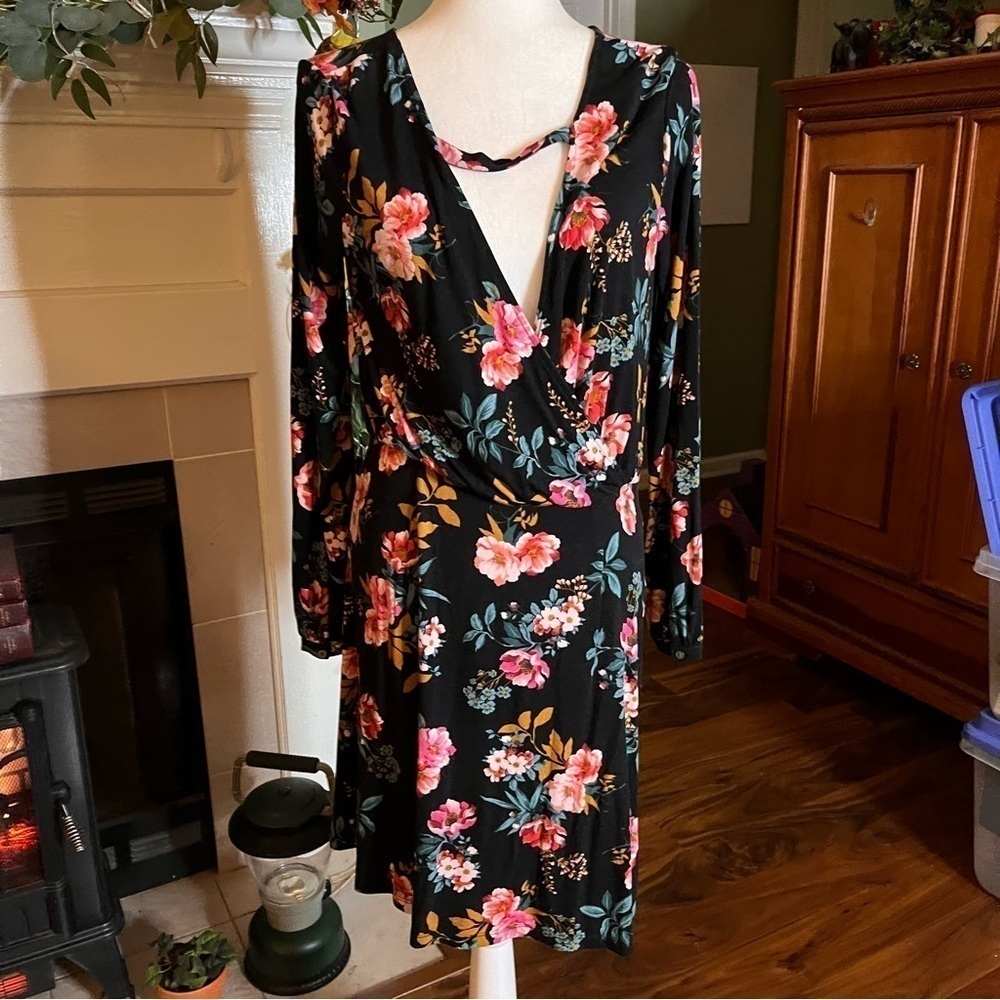 Loft women’s size 4, dark blue with floral pattern. Long sleeves.